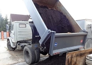 выгрузка торфа на самосвале ЗИЛ