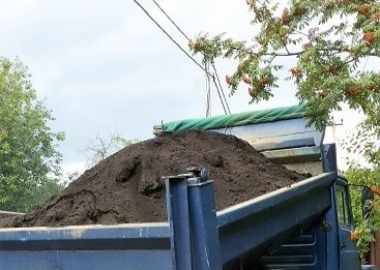 садовая почва на самосвале ЗИЛ